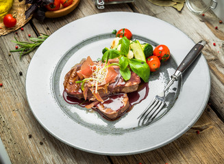 Medallions of veal, with sauce on a plate.