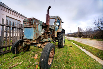 Obraz premium Tractor near the palisade