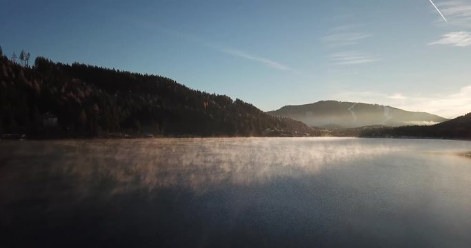 Erlaufsee mit aufsteigendem Dampf im Herbst mit Mariazeller B&uuml;rgeralpe im Hintergrund