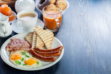 Fototapeta na wymiar Fresh english breakfast