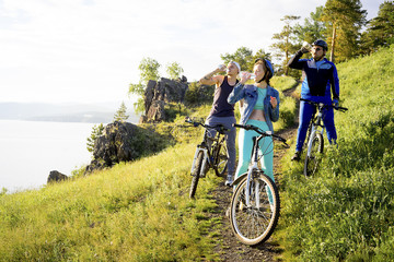 Obraz premium People travelling on a bicycle