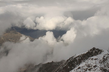 In Wolken gehüllte hochalpine Bergwelt (Oberengadin)