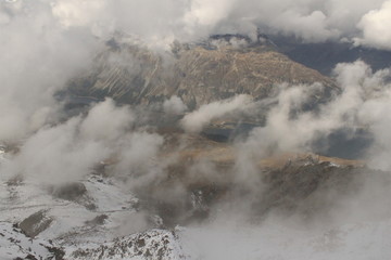 Fototapeta na wymiar In Wolken gehüllte hochalpine Bergwelt im Oberengadin