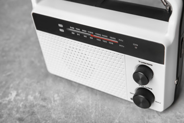 Obraz premium Retro radio on table, closeup