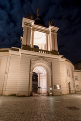 Fototapeta premium Das Potsdamer Fortunaportal Nachts mit dem Eingang zum Landtag Brandenburg