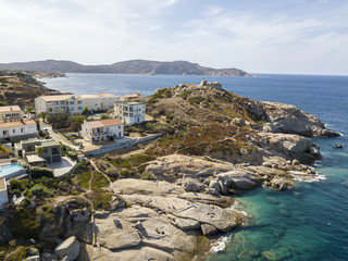 Fototapeta na wymiar Vista aerea della costa della Corsica, case e piscine circondate da scogli e mare. Francia
