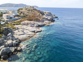 Vista aerea della costa della Corsica, case e piscine circondate da scogli e mare. Francia