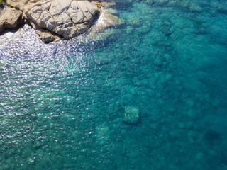 Vista aerea di scogli sul mare. Panoramica del fondo marino visto dall’alto, acqua trasparente