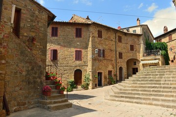 Fototapeta na wymiar affascinante borgo medievale di Monticchiello in provincia di Siena Toscana, Italia