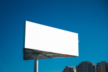 Obraz premium Mock up of triangle billboard or advertising poster with blue sky background