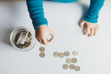 child coins hands slivaet in the stack