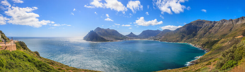Panoramaaufnahme von der Küstenstraße vom Kap der guten Hoffnung in Richtung Kapstadt bei blauem...