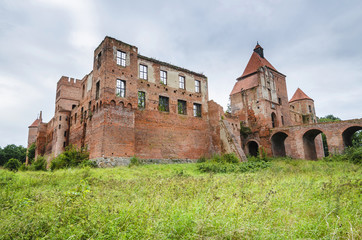 Ruiny gotyckiego zamku w Szymbarku koło Iławy, Polska - obrazy, fototapety, plakaty