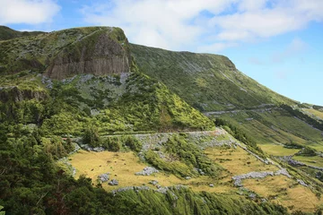Fototapeten Die Basaltorgelpfeifen "Rocha dos Bordões" der Insel Flores, der portugiesischen Inselgruppe der Azoren im Atlantik.  © Liudmila Travina
