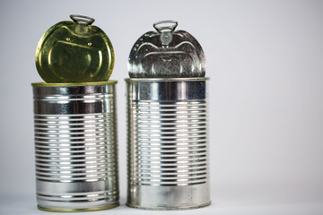 Blechdosen auf weißem Grund