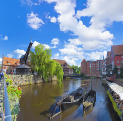 Lüneburg, alter Kran mit Flußkähnen.