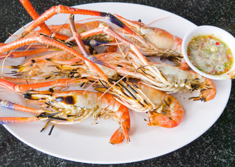 Grilled shrimp with the spicy sauce in Thai style.