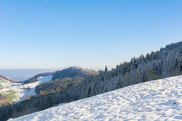Winterzauber in den verschneiten Bergen bei Sonnenschein und blauem Himmel