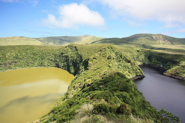 Kratersee im Westen der portugiesischen Azoren Insel Flores © Liudmila Travina