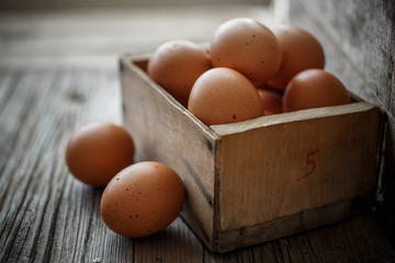 Ahşap kutu içinde organik yumurtalar
