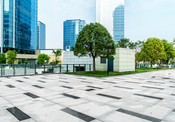 Obraz na płótnie Canvas Panoramic skyline and buildings with empty concrete square floor