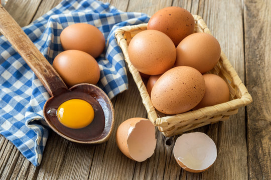Sepet içinde organik yumurtalar