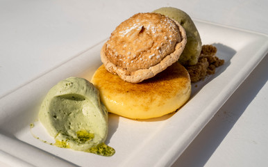 Almonds meringue and icecream