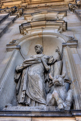 Obraz premium Hofkirche Dresden Statue Lukas mit Stier