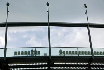 Printed roller blinds Stadion Blick aus der Froschperspektive auf die letzte Sitzreihe in einem stadionförmigen Aufbau