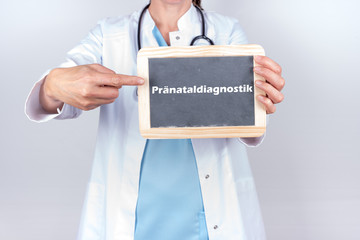 Arzt mit Schild Pränataldiagnostik