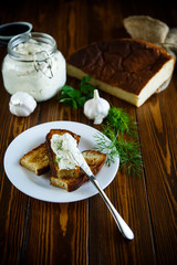 Sandwich of fried toasts with garlic melted cheese