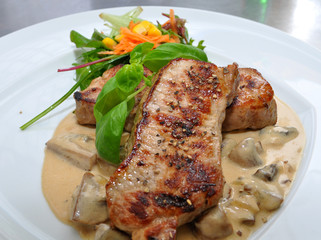 Schweinenackensteak mit Champignon - Rahm - Sauce