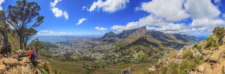 Fototapeta na wymiar Panorama Aufnahme von Kapstadt und Tafelberg beim Aufstieg zum Lions Head fotografiert tagsüber bei blauem Himmel mit einigen Wolken in Südafrika im September 2013