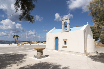 Fototapeta premium Port Malia, Lasithi, Kreta, Grecja, październik 2017. Mała kaplica rybacka pomalowana na niebiesko-kremowy kolor