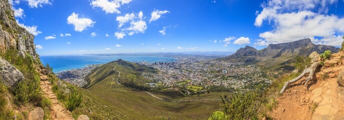 Panoramaaufnahme von Kapstadt und Tafelberg sowie Signal Hillaufgenommen vom Lions Head tagsüber...