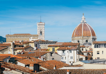 Fototapeta premium Terracotta houses and Florence's iconic Cattedrale di Santa Maria del Fiore