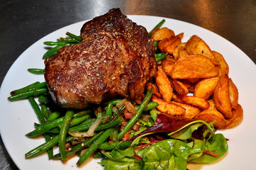 Rinderfilet mit  Kartoffel Wedges und grünen Bohnen