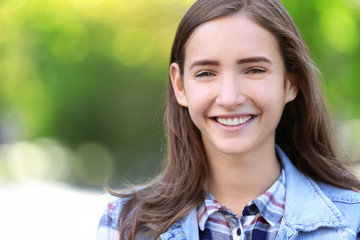 Obraz premium Attractive teenage girl outdoors