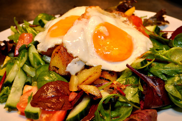 vegetarischer Salat mit Bratkartoffeln und Spiegeleiern