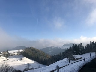 Idyllische Winterlandschaft mit Schnee und blauem Himmel im Winter