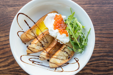 Scrambled eggs with fresh croutons on the plate