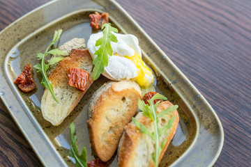 Scrambled eggs with fresh croutons on the plate