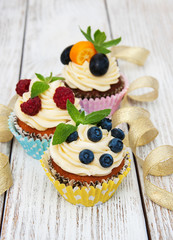 Cupcakes with fresh berries