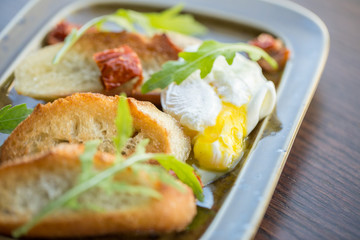 Scrambled eggs with fresh croutons on the plate