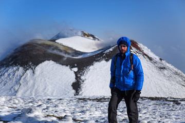 Alpinista in montagna sull' Etna d'inverno - Sicilia	