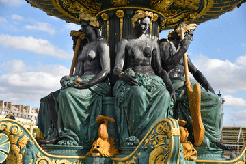 Fototapeta na wymiar Statue en bronze de la fontaine place de la Concorde à paris, France