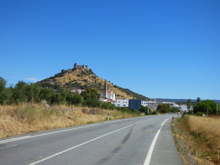 Fototapeta na wymiar Castillo de Burguillos del Cerro en Badajoz, Extemadura es de origen es árabe del siglo XIV