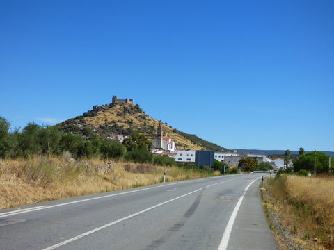 Castillo de Burguillos del Cerro en Badajoz, Extemadura es de origen es árabe del siglo XIV