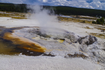Yellowstone-Nationalpark und die geothermalen Quellen in den Vereinigten Staaten