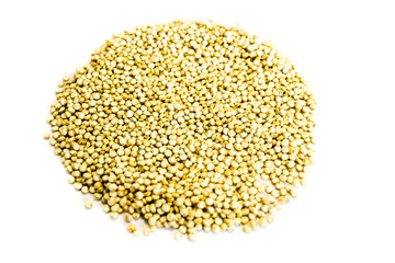 Weißer Quinoa isoliert freigestellt auf weißen Hintergrund, Freisteller
